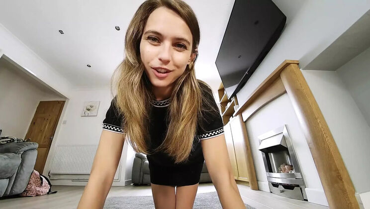 Çıtır Chloe sevgilisini aldatıp odada tek başına parmaklıyor